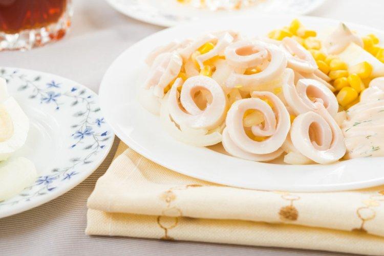 12 рецептов идеального салата с кальмарами и яйцом