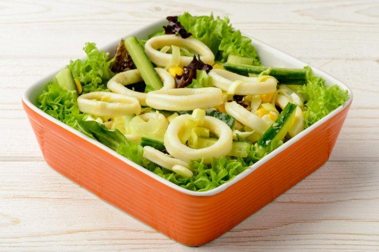 12 рецептов идеального салата с кальмарами и яйцом