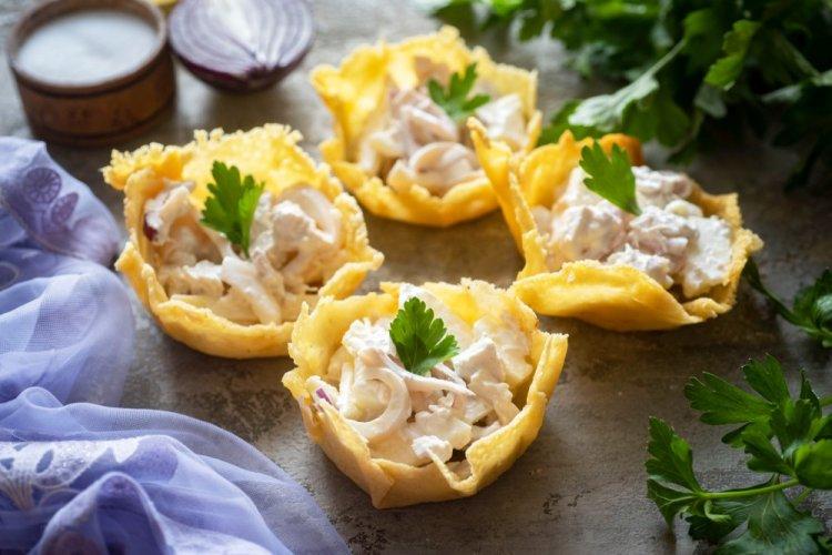 12 рецептов идеального салата с кальмарами и яйцом