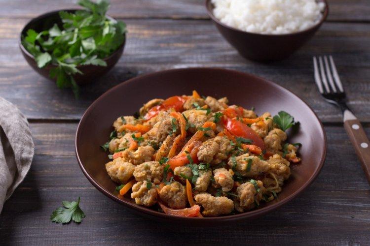 15 рецептов с соевым мясом, которые разнообразят твой рацион