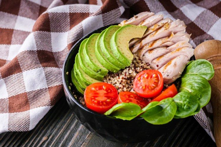 Боул с курицей: 12 рецептов, которые захочется готовить снова и снова