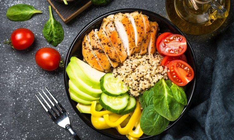 Боул с курицей: 12 рецептов, которые захочется готовить снова и снова
