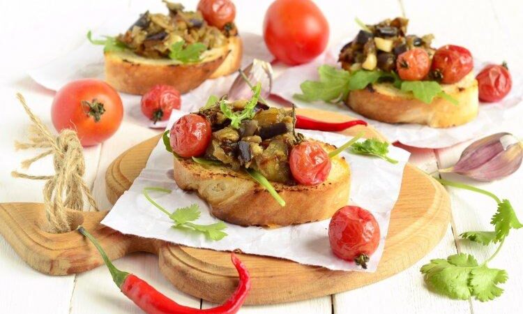 Брускетта с печеными баклажанами: 8 оригинальных и вкусных рецептов