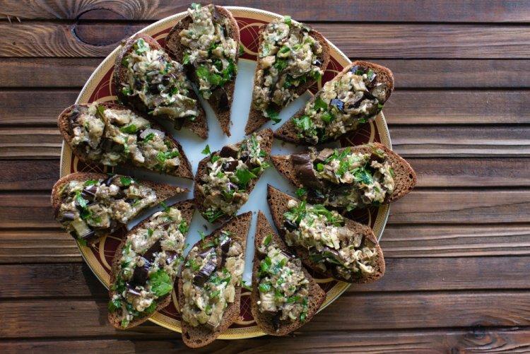 Брускетта с печеными баклажанами: 8 оригинальных и вкусных рецептов