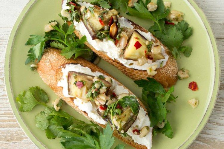 Брускетта с печеными баклажанами: 8 оригинальных и вкусных рецептов