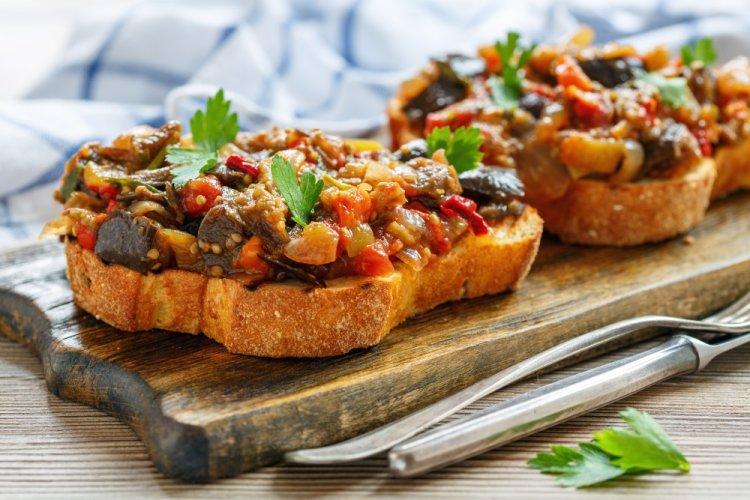 Брускетта с печеными баклажанами: 8 оригинальных и вкусных рецептов