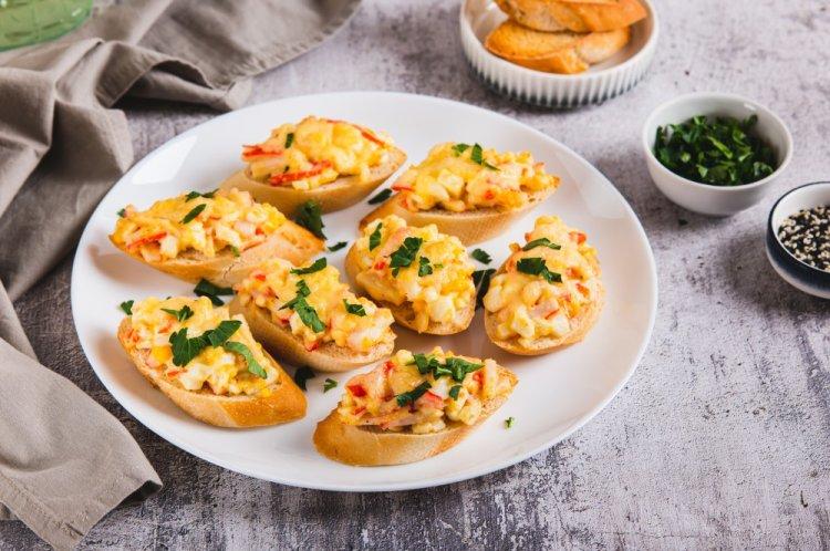 Брускетты с крабовыми палочками: 8 быстрых и легких рецептов