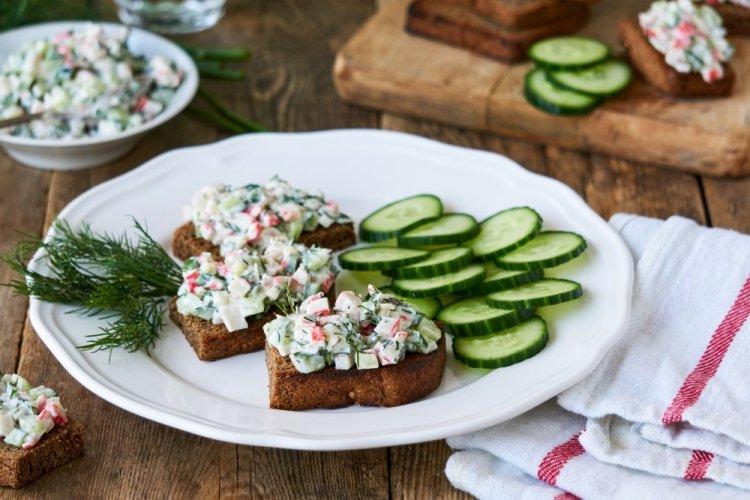 Брускетты с крабовыми палочками: 8 быстрых и легких рецептов