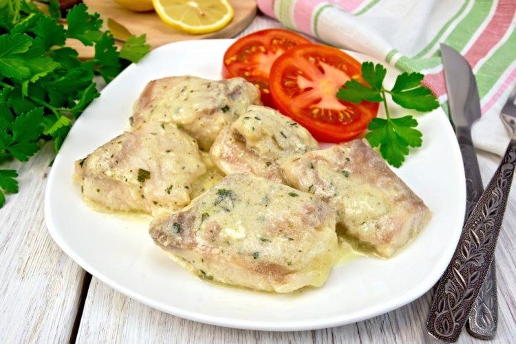 Минтай в сметане на сковороде: 8 вкусных и быстрых рецептов